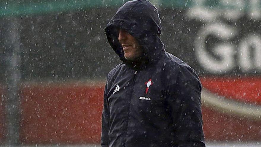 Berizzo observa a a sus futbolistas, ayer en A Madroa. // Ricardo Grobas