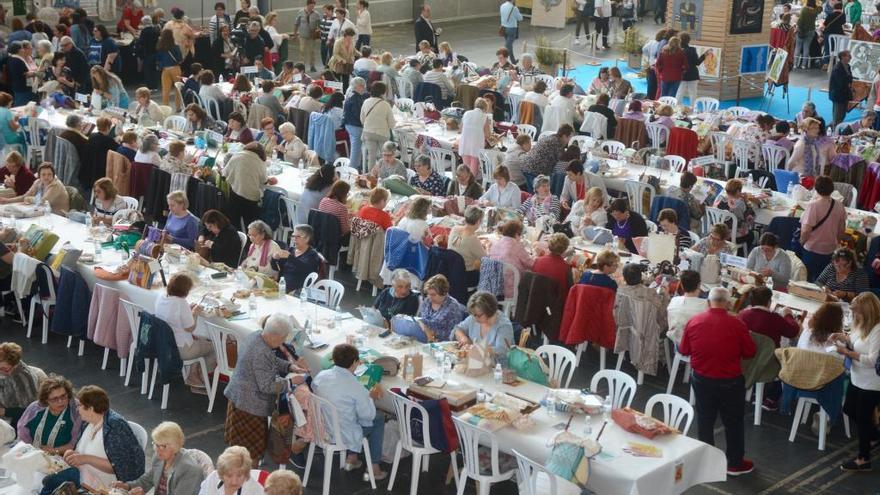 Artesanas de toda la Península llenan el Recinto en el 14 Encontro de Palilleiras A Fieitiña