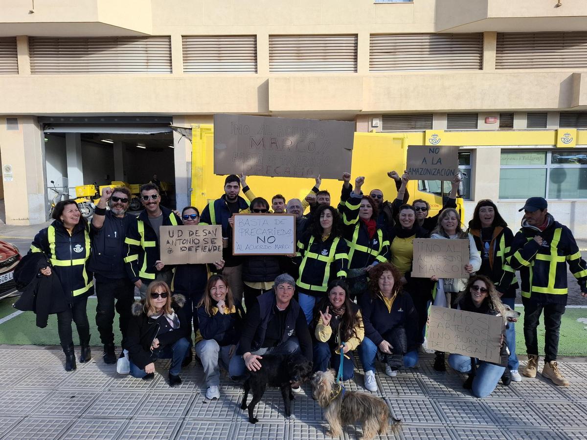 Protesta de los trabajadores de Correos en Ibiza.