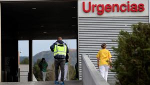 Un policía entra en las Urgencias del Hospital Príncipe de Asturias de Alcalá. // Efe GRAF9431. ALCALÁ DE HENARES (MADRID), 06/03/2021.- La Policía Nacional ha detenido este sábado a un conductor de ambulancia por asesinar supuestamente a un enfermero en las Urgencias del hospital Príncipe de Asturias de Alcalá de Henares (Madrid), en la imagen. Según han informado a Efe fuentes policiales, el conductor de la ambulancia ha entrado vestido con su uniforme y ha apuñalado al enfermero por causas que se investigan. EFE/Rodrigo Jiménez