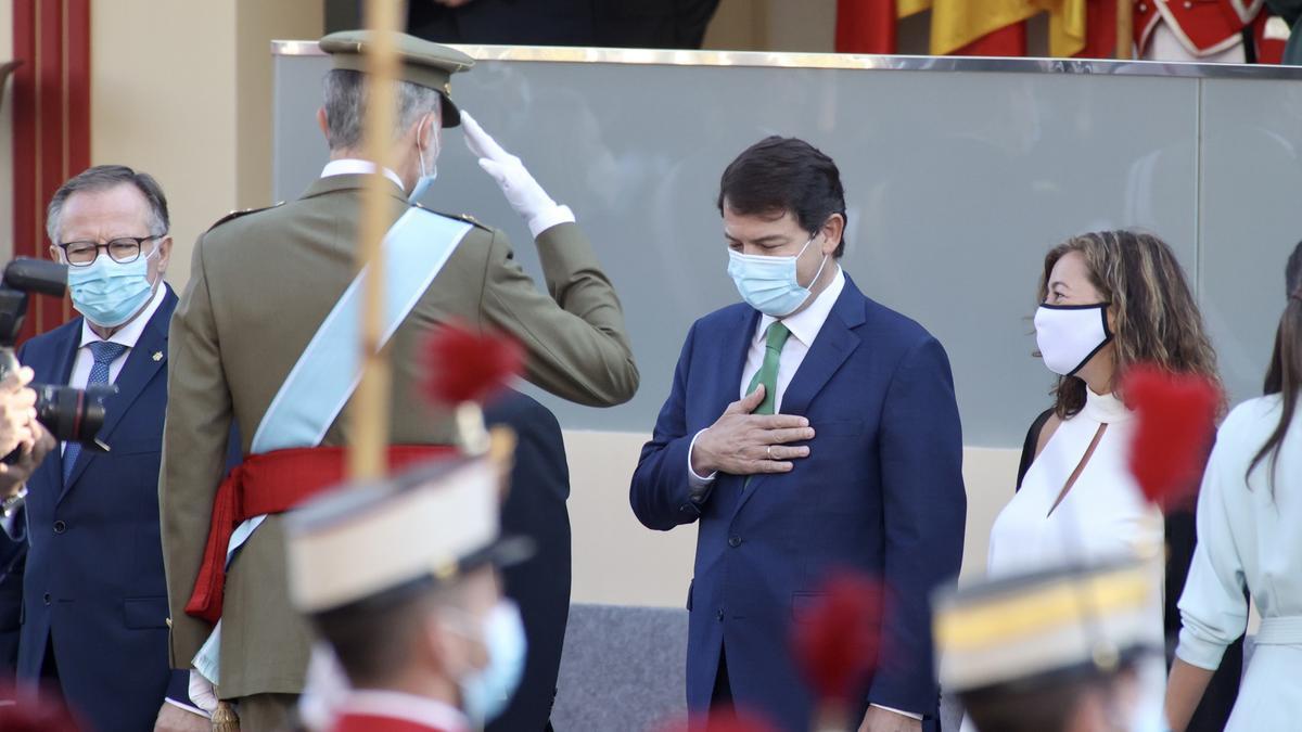 Mañueco saluda a Felipe VI en el desfile de La Hispanidad del 12 de octubre.