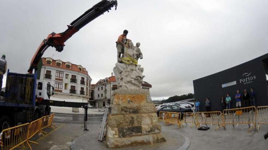 Un operario termina de instalar la imagen, que fue trasportada en camión desde Pontevedra.  // Noé Parga