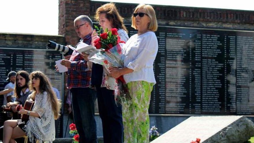 Las &quot;trece rosas&quot; no caen en el olvido