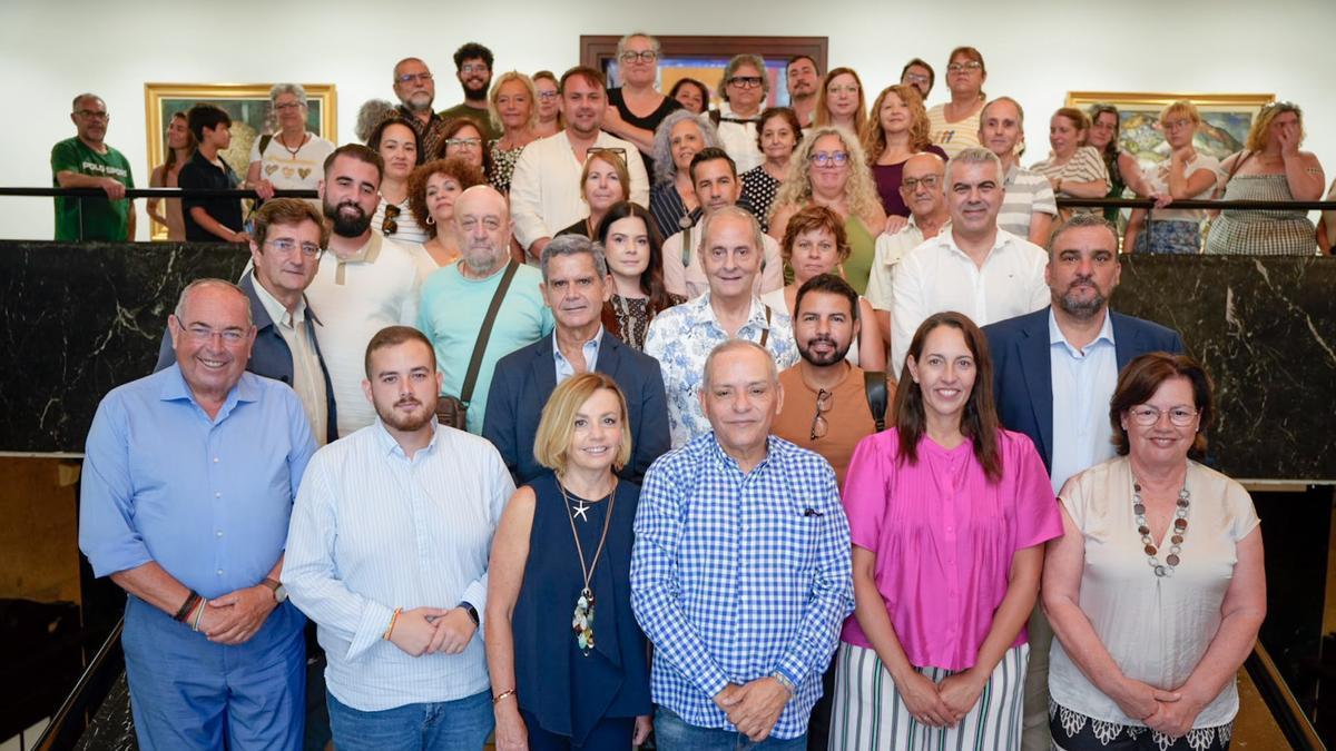 Foto de grupo de los particioantes en la estrategia de la artesanía