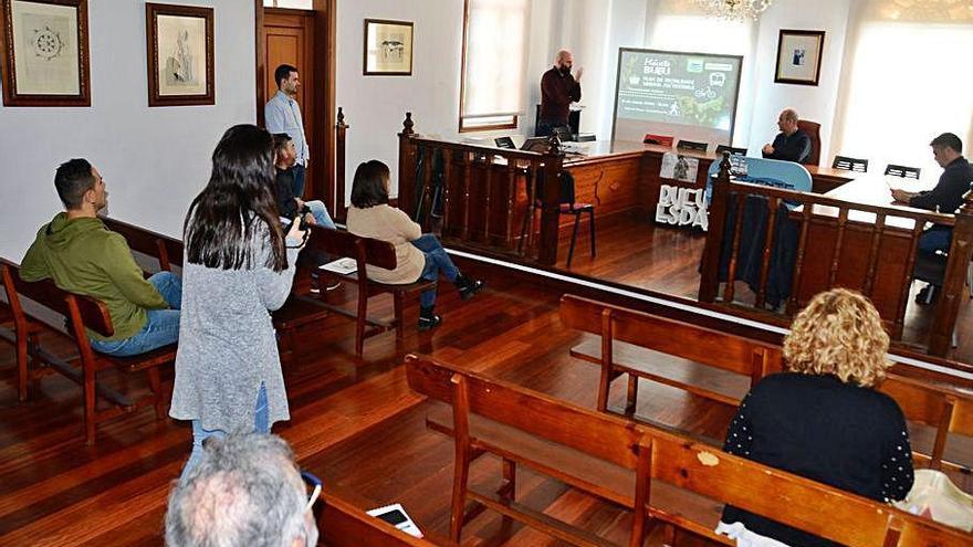 Una de las reuniones con vecinos y colectivos por el PMUS.