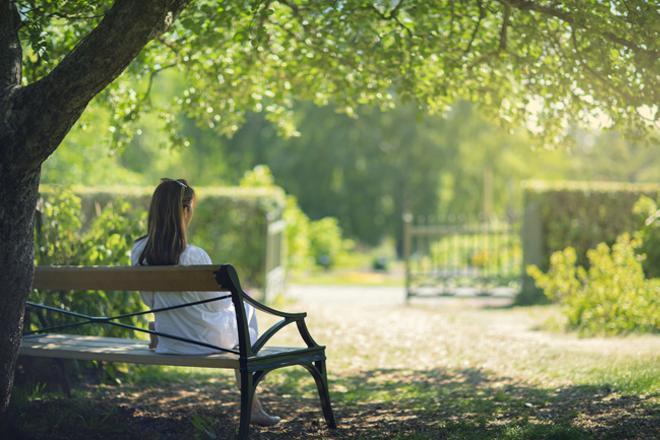 Relax mujer en un parque