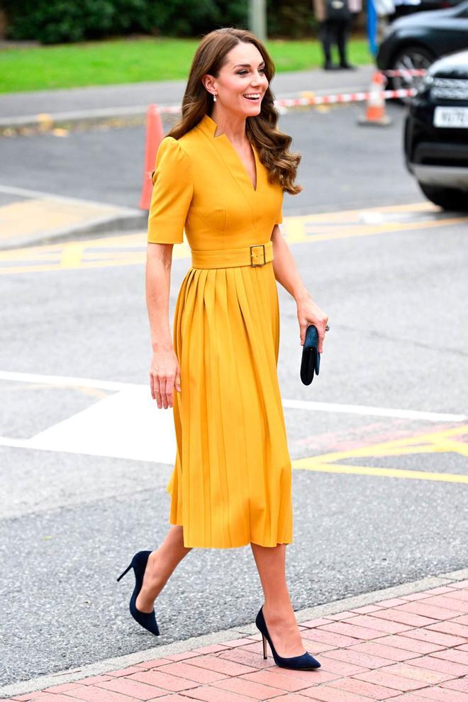 Kate Middleton estrena un vestido en color mostaza de Karen Millen