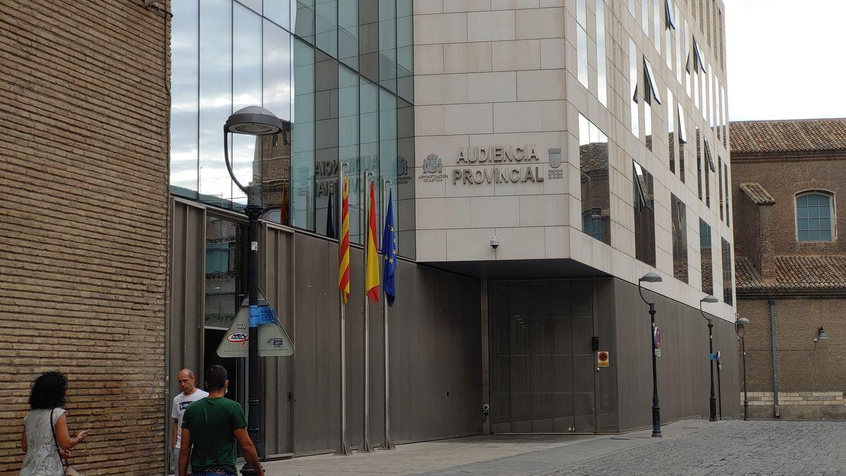 Dos funcionarias de Zaragoza aceptan tres años de cárcel por revelar secretos en un proceso de guardia y custodia.