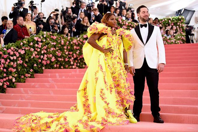 Serena Williams, de Versace, y Alexis Ohanian a su llegada a la alfombra roja de la gala MET 2019