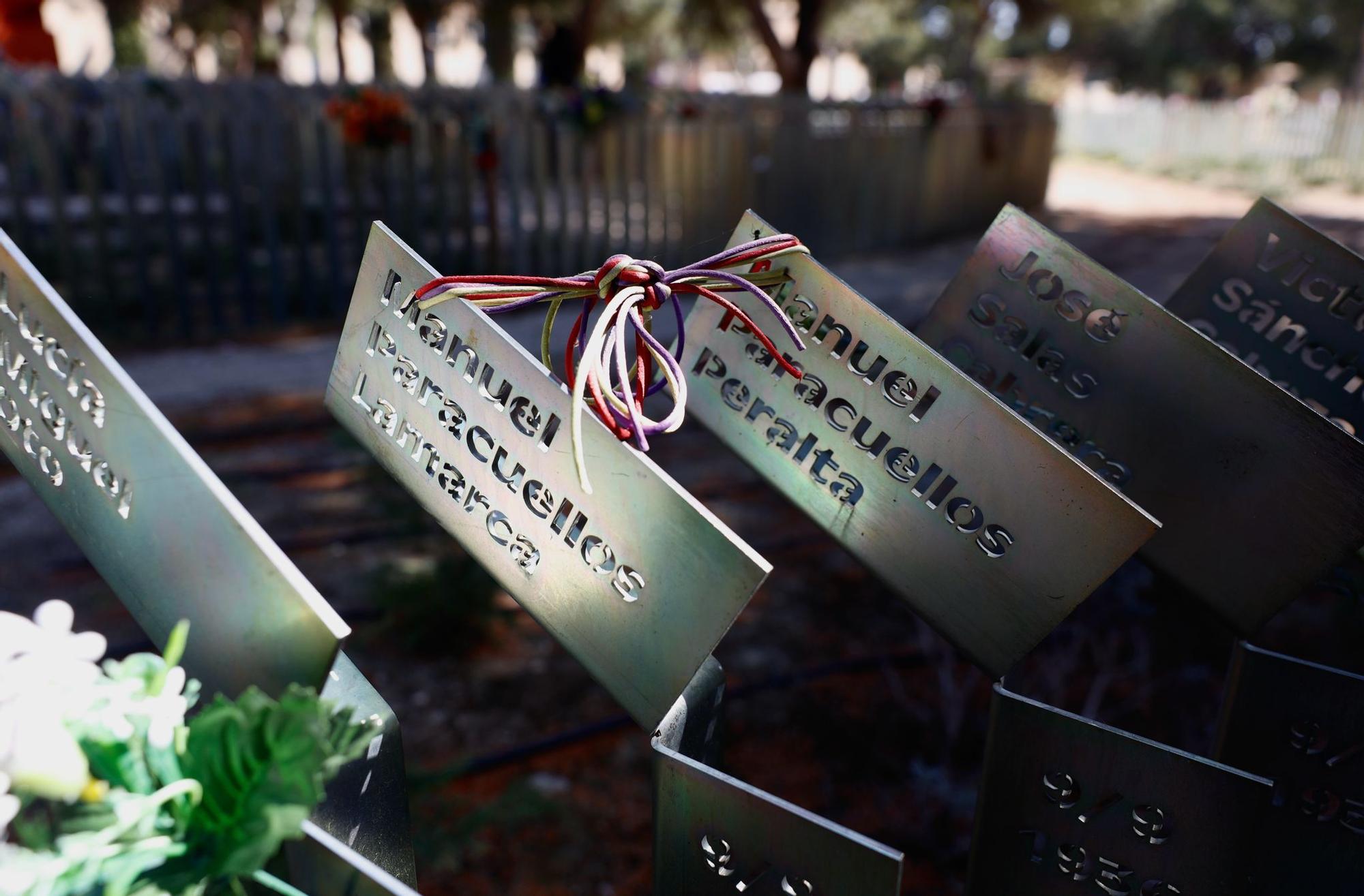 En imágenes | El cementerio de Torrero acoge un emotivo homenaje por el día de la República