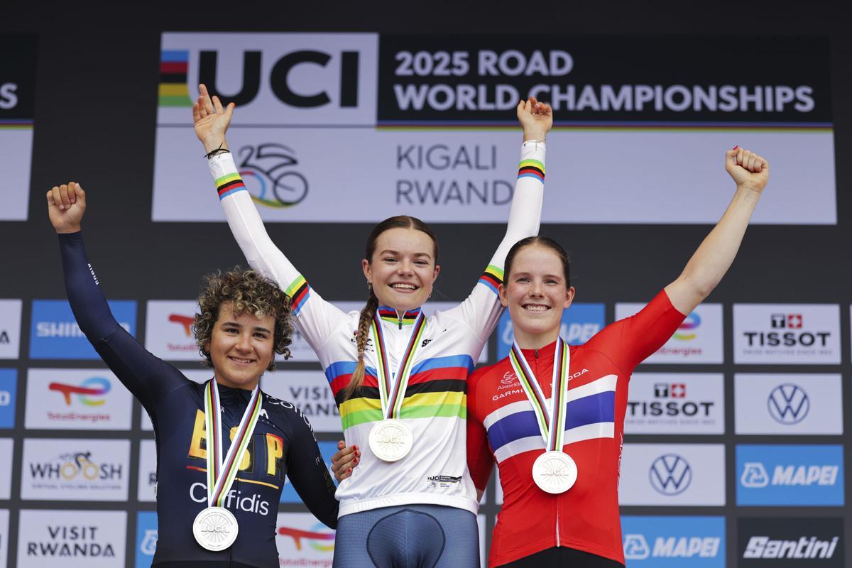 El podio completo de la contrarreloj femenina júnior en Ruanda con Paula Ostiz
