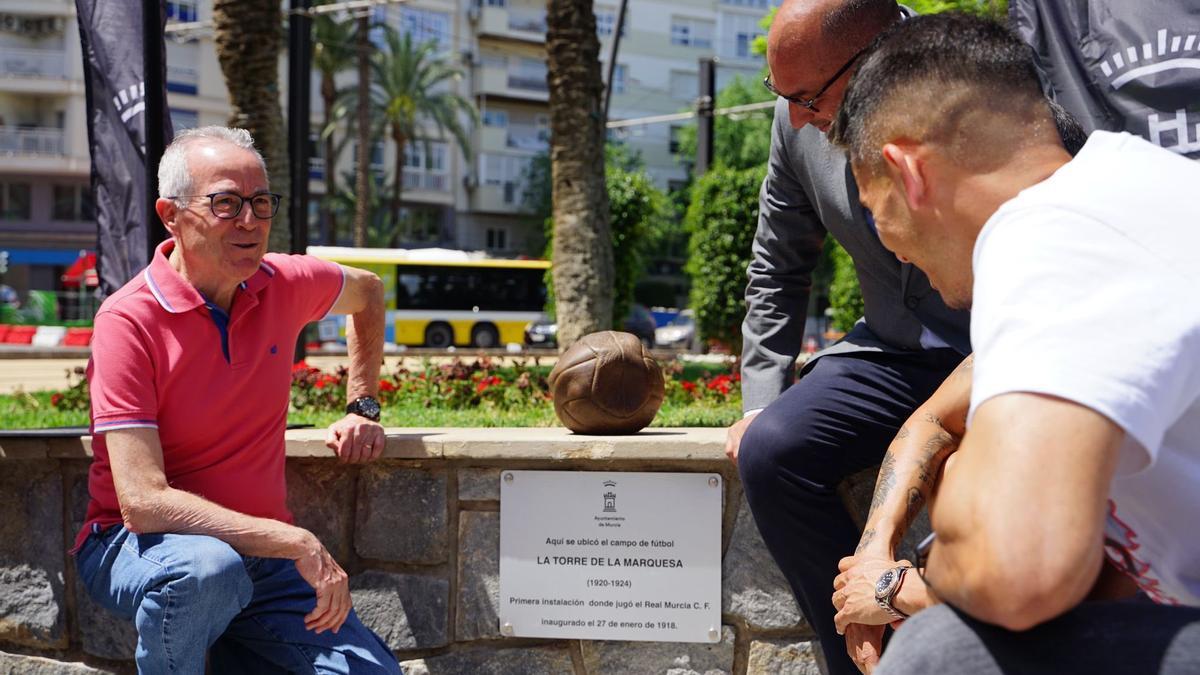 Momento de la inauguración de la placa del primer estadio del Real Murcia situada en la Redonda.