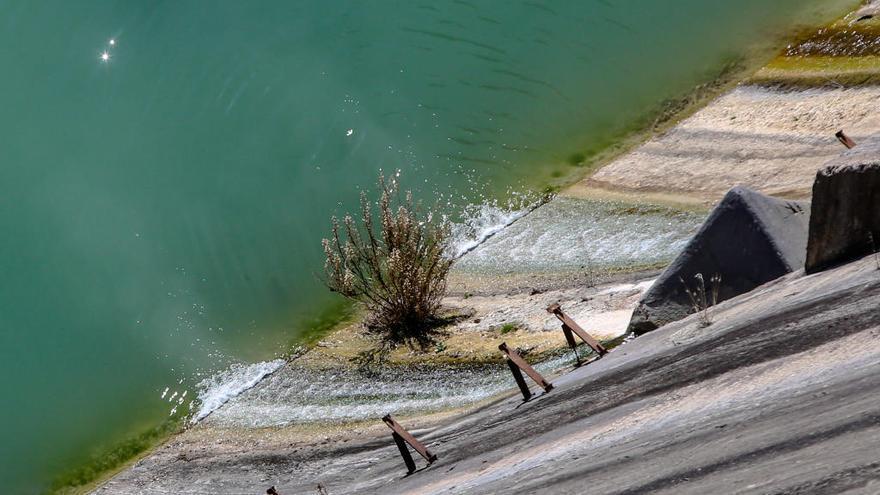 La presa del Amadorio vertiendo agua el pasado fin de semana