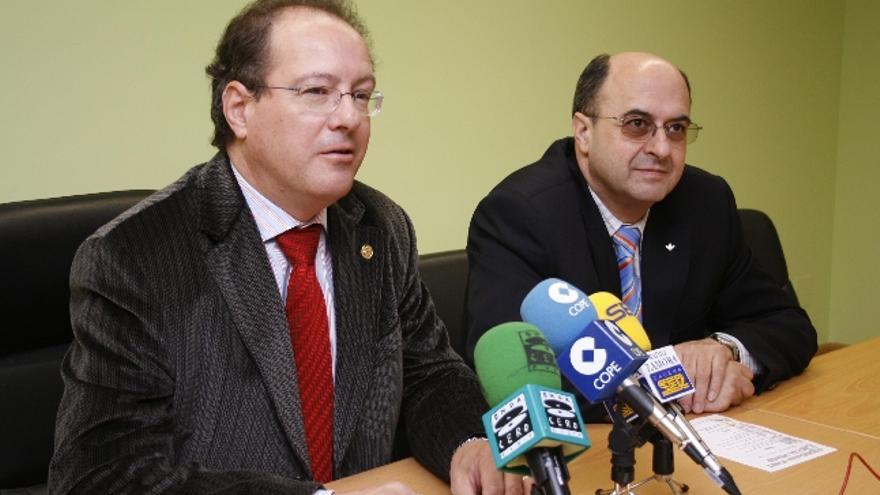 Victorio Lobo, presidente del Colegio de Veterinarios, y Feliciano Ferrero, secretario del patronato de la Fundación Caja Rural