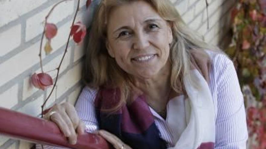 Josefina Rodríguez en la afueras del colegio Agustinos de Alicante.