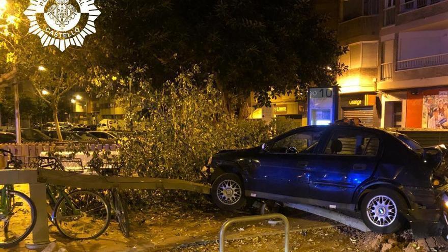 Una joven drogada y sin carné de conducir empotra su coche en la Plaza Doctor Marañón de Castelló