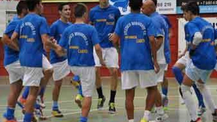 Los juveniles calientan antes de jugar un partido.