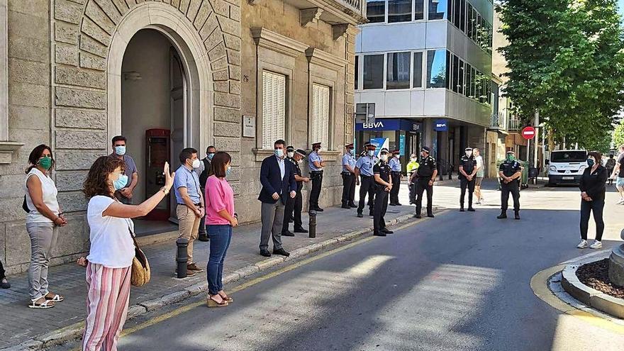 Minuts de silenci i homenatges per les víctimes del coronavirus