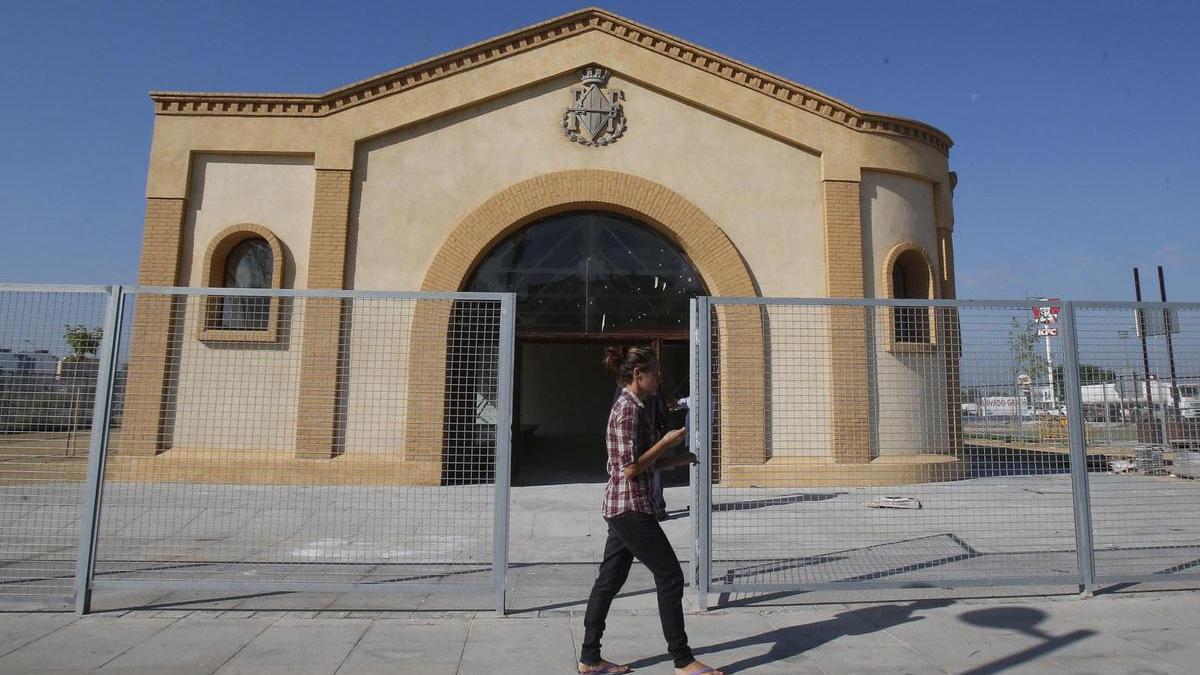 Antic llavador de l'Alquerieta, que conserva l'escut republicà, en una imatge d'arxiu.