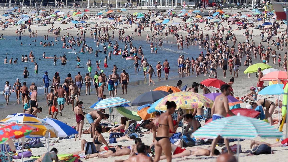 La playa de Samil, en Vigo, llena por el calor