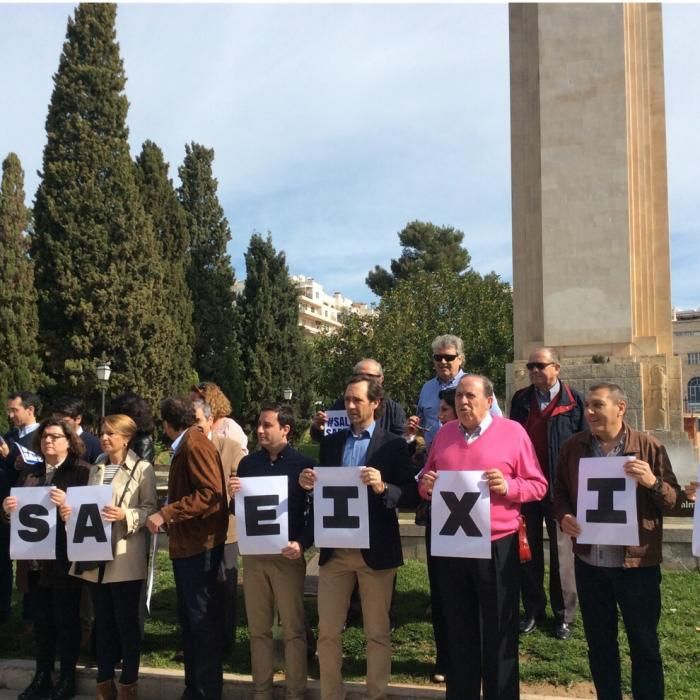 Medio centenar de personas arropan al PP en su concentración frente al monolito de Sa Feixina