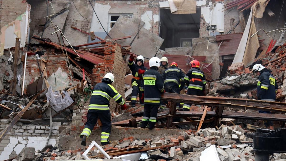 Els equips d&#039;emergència d&#039;Ucraïna busquen víctimes en un edifici en ruïnes al centre de Txerníhiv