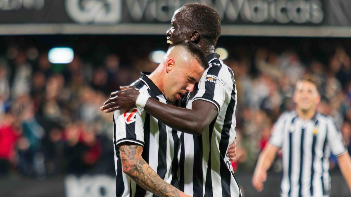 Isra Suero y Mabil se abrazan tras un gol anotado en el SkyFi Castalia
