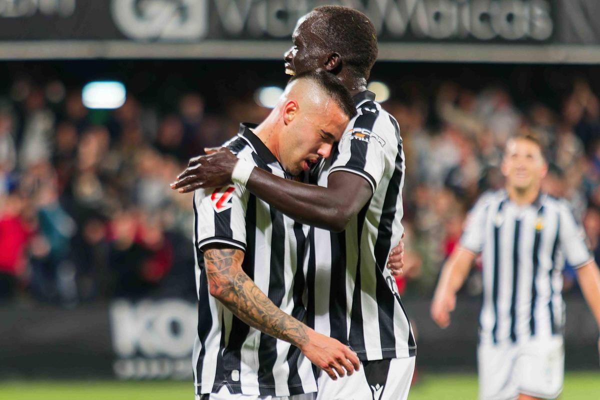 Isra Suero y Mabil se abrazan tras un gol anotado en el SkyFi Castalia
