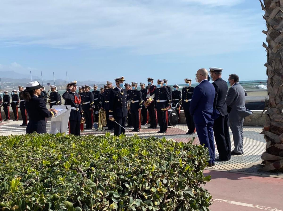 Un momento del acto de homenaje en el paseo marítimo de Torre del Mar.