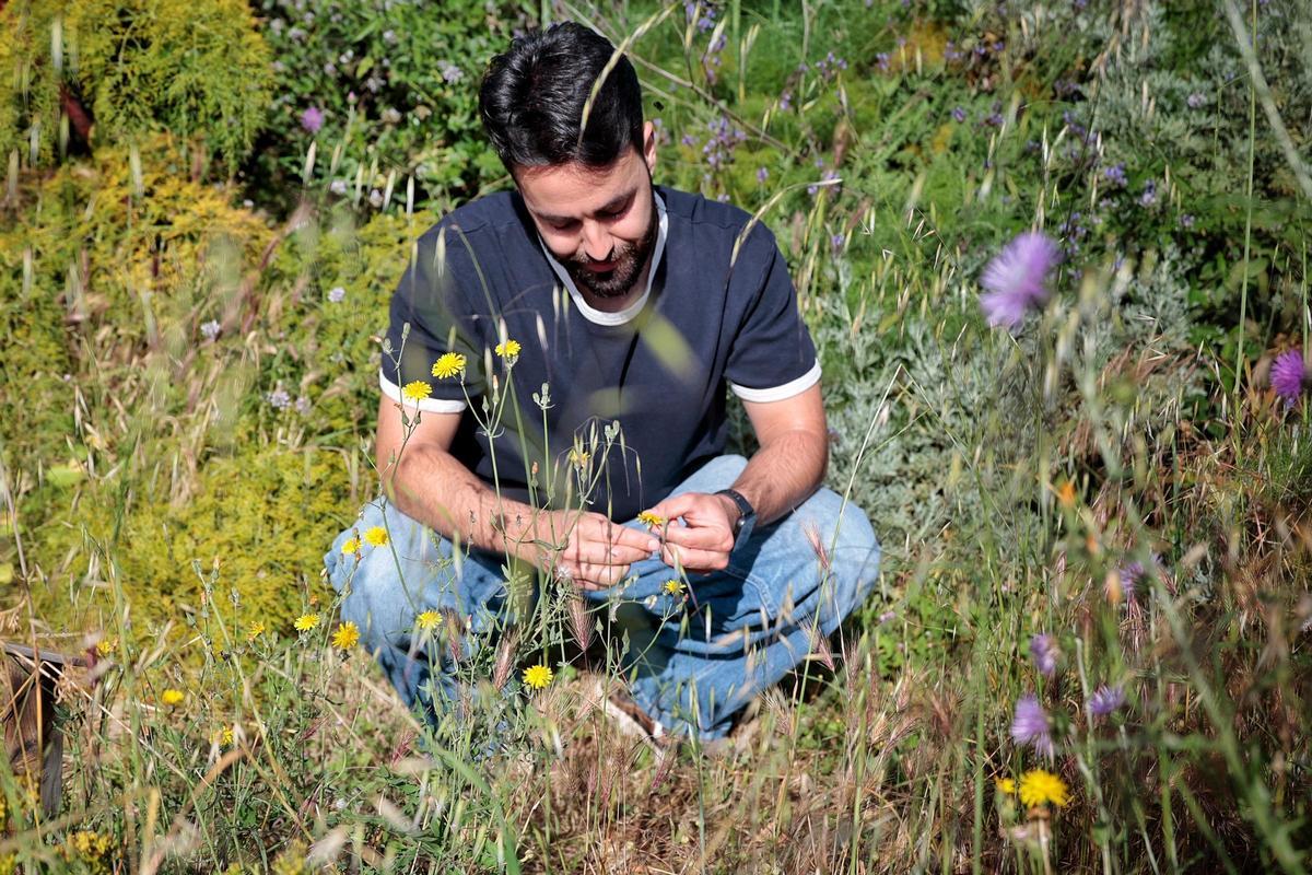 De León observando una de las especies botánicas del jardín del campus central de la ULL