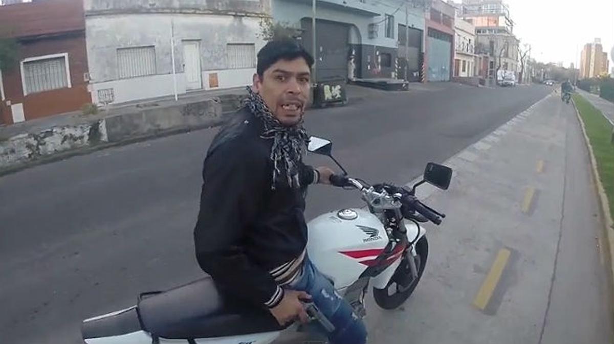 Grava amb la seva càmera com l’atraquen a punta de pistola.