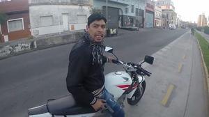 Grava amb la seva càmera com l’atraquen a punta de pistola.