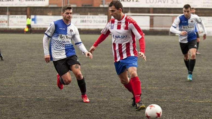 Riki controla el balón ante Kike Fanjul.