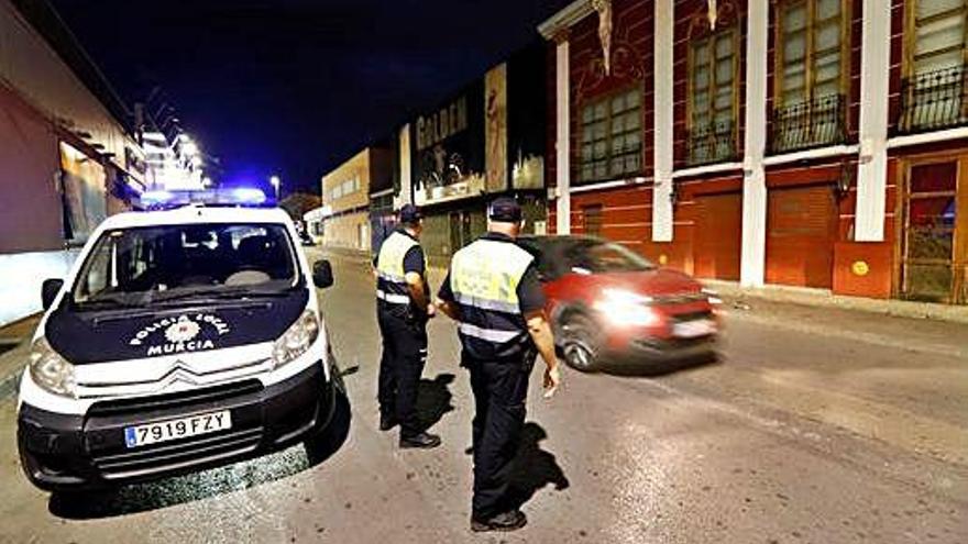 Uno de los locales cerrados en la zona de Atalayas anoche.