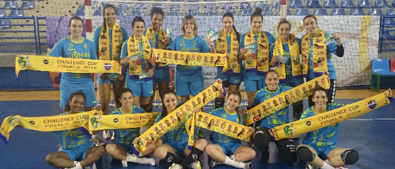 Las jugadoras del Rocasa posan con las bufandas conmemorativas de la final de la Challenge Cup.