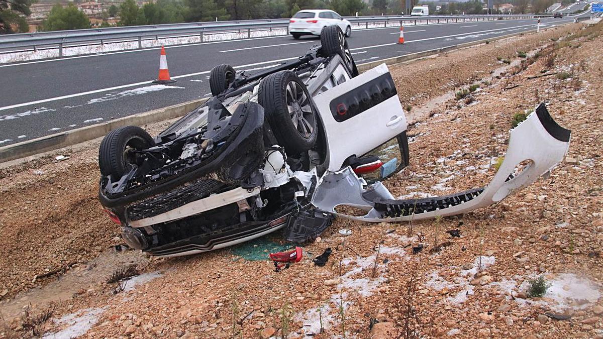 El hielo en la calzada provocó un accidente en la A7 entre Alcoy e Ibi. | JUANI RUZ