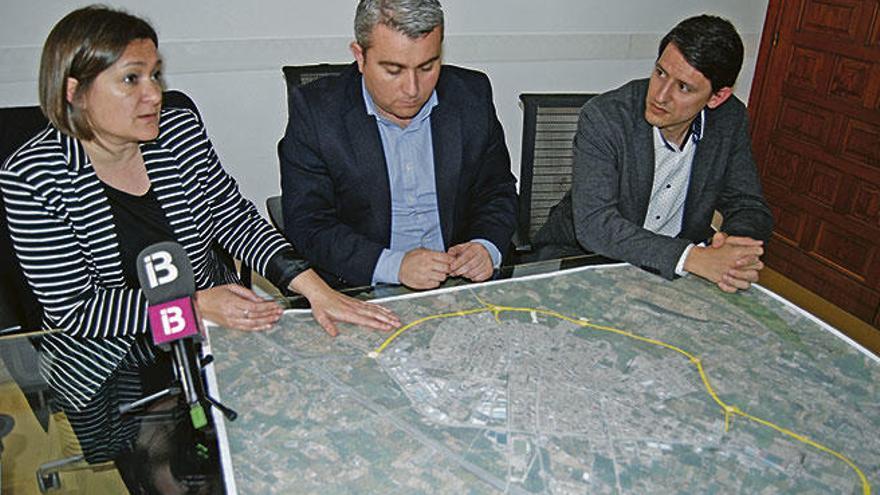 Imagen de la reunión entre garrido y el alcalde observando el antiguo trazado propuesto.