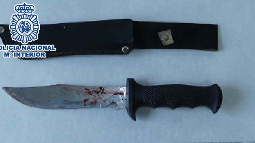 El cuchillo que usó el agresor para atacar a las tres personas apuñaladas en la Ronda de Nelle este lunes.