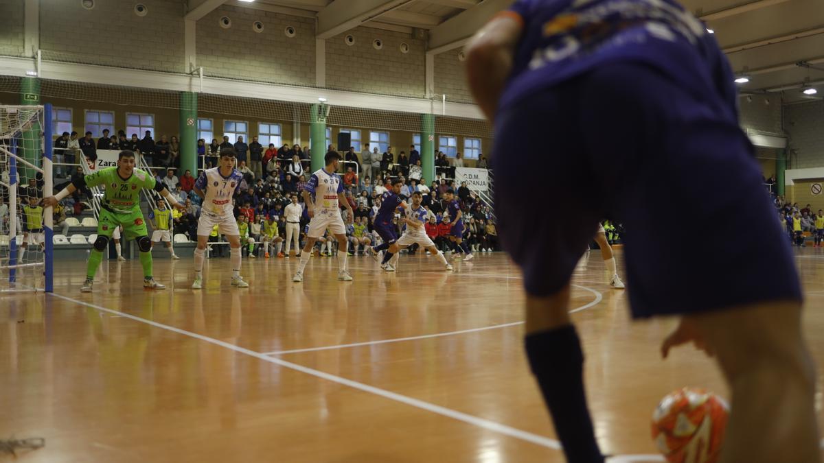 Imagen del derbi aragonés entre el Full Energía Zaragoza y la AD Sala 10 disputado la pasada temporada en La Granja.