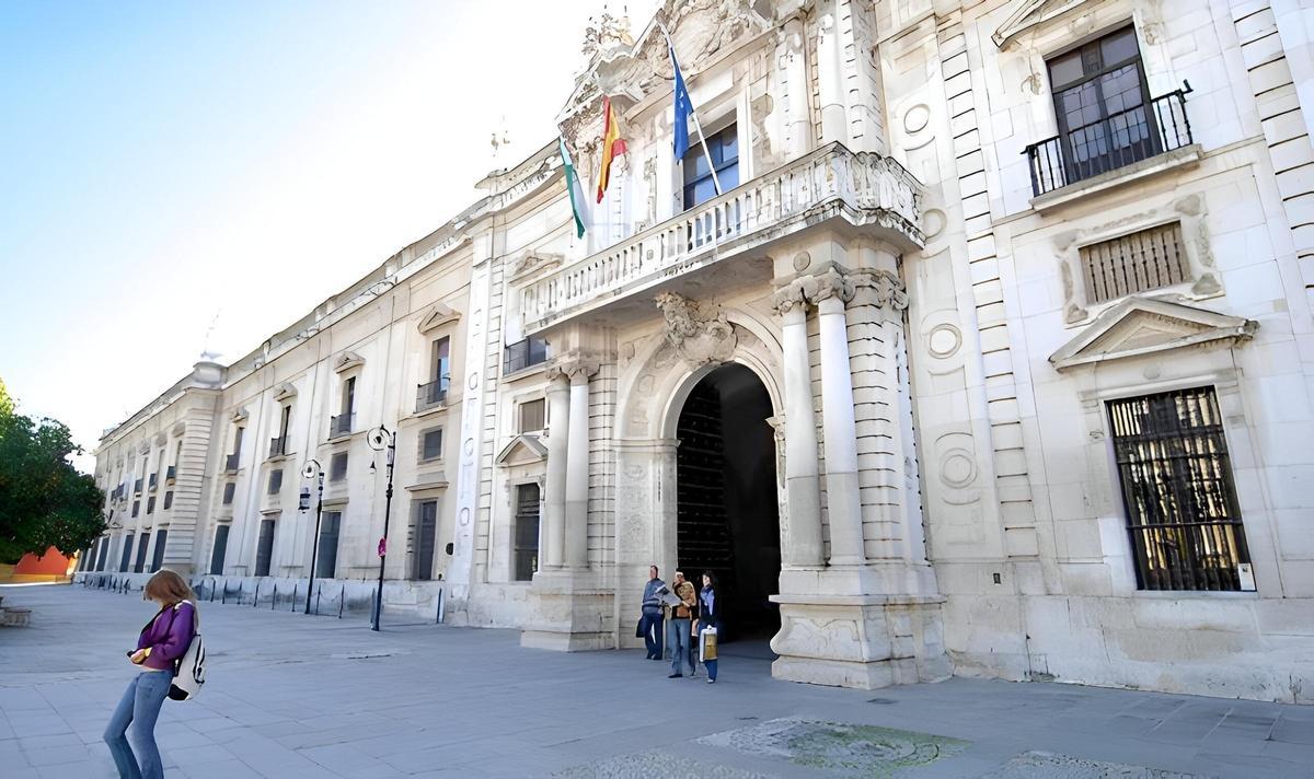 Fachada principal de la Universidad de Sevilla, en la antigua fábrica de tabacos con la capilla universitaria al fondo a la izquierda