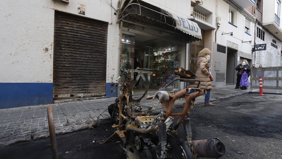 Las llamas calcinaron una moto y el toldo de un comercio cercano en la calle José López Pueyo.