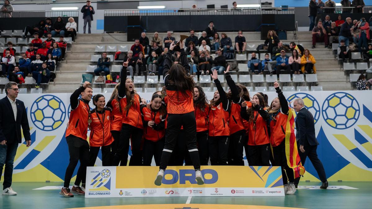 La selección Cadete femenina, entrenada por Nuria Corbí y Nuria Andreu, hizo un toneo “de película&quot; y se proclamó campeona de España.