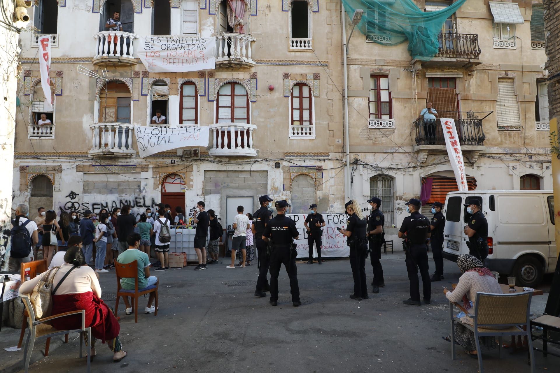 Retrasan 10 días el desahucio de los vecinos de la Creu Coberta