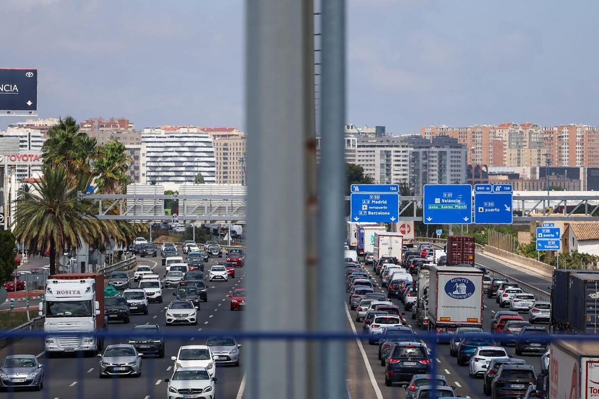 La operación retorno por vacaciones deja 24 kilómetros de retenciones en las entradas a València