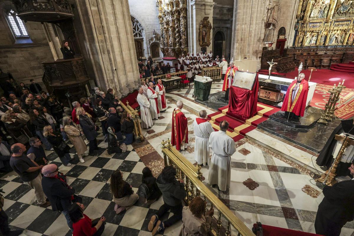 La Catedral, abarrotada en el Viernes Santo para presenciar el Santo Sudario
