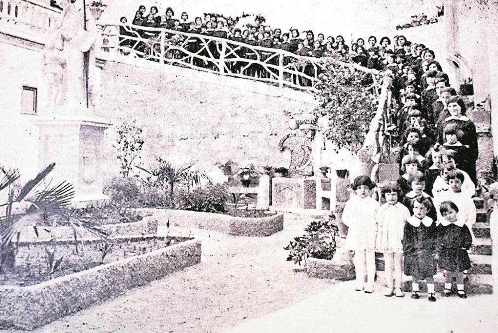 Alumnes al pati de l’escola de les escolàpies de Girona durant els actes del centenari de l’orde, l’any 1929.