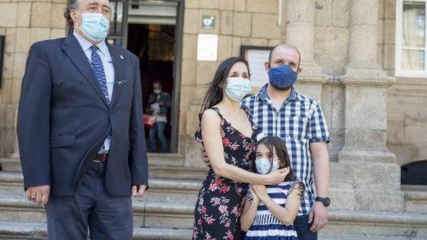 Los protagonistas de la primera boda civil tras la irrupción dela pandemia en Ourense. // TVi/C. Peteiro/Reuters