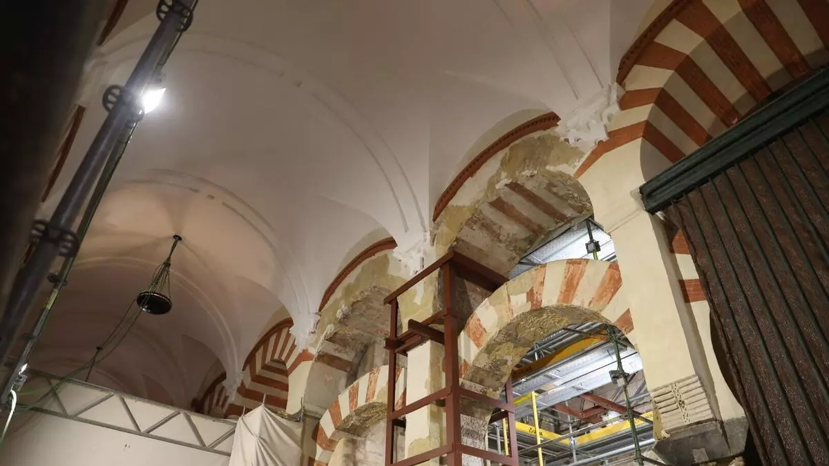 Así avanza la recuperación del vestíbulo, los arcos y la bóveda de la Mezquita-Catedral un año después del incendio