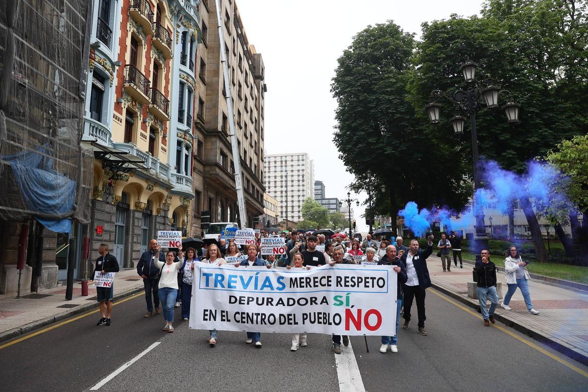 En imágenes: así fue la manifestación por las calles de Oviedo de los vecinos de Trevías que luchan por cambiar la depuradora de lugar En imágenes: así fue la manifestación por las calles de Oviedo de los vecinos de Trevías que luchan por cambiar la depuradora de lugar