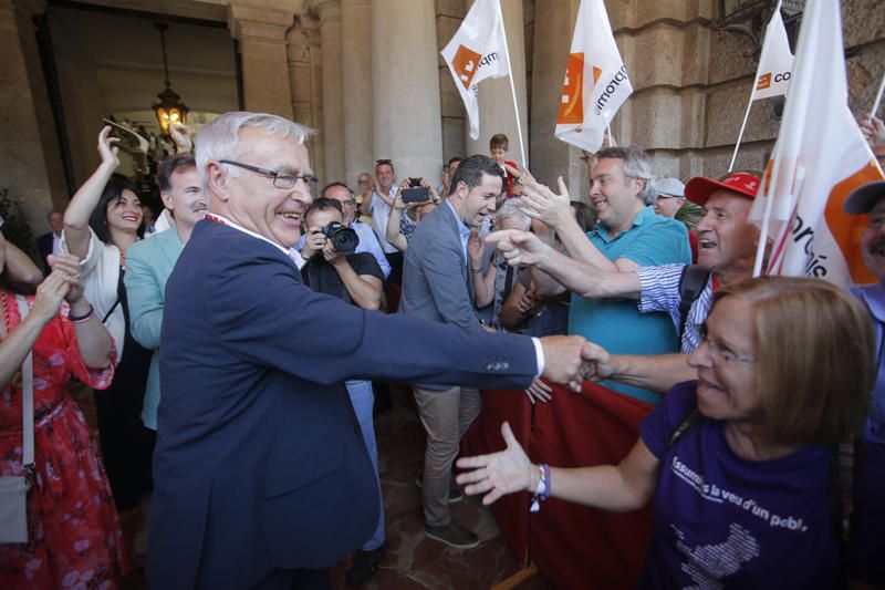 Baño de masas de Ribó y Gómez tras la constitución del ayuntamiento